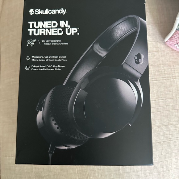 Skullcandy Riff Black On-Ear Headphones - Picture 1 of 6
